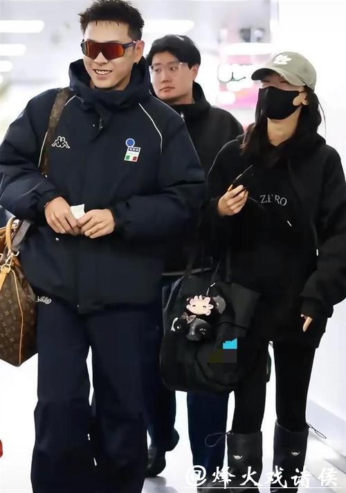 吴谨言洪尧机场甜蜜同框!两人边走边聊,吴谨言看着就幸福,推着行李箱的洪尧,脸上一个创可贴引关注 吴谨言洪尧机场甜蜜同框!两人边走边聊,吴谨言看着就幸福,推着行李箱的洪尧,脸上一个创可贴引关注