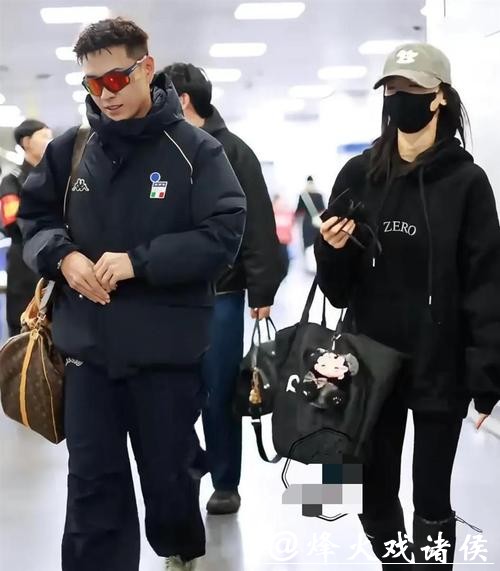 吴谨言洪尧机场甜蜜同框!两人边走边聊,吴谨言看着就幸福,推着行李箱的洪尧,脸上一个创可贴引关注 吴谨言洪尧机场甜蜜同框!两人边走边聊,吴谨言看着就幸福,推着行李箱的洪尧,脸上一个创可贴引关注