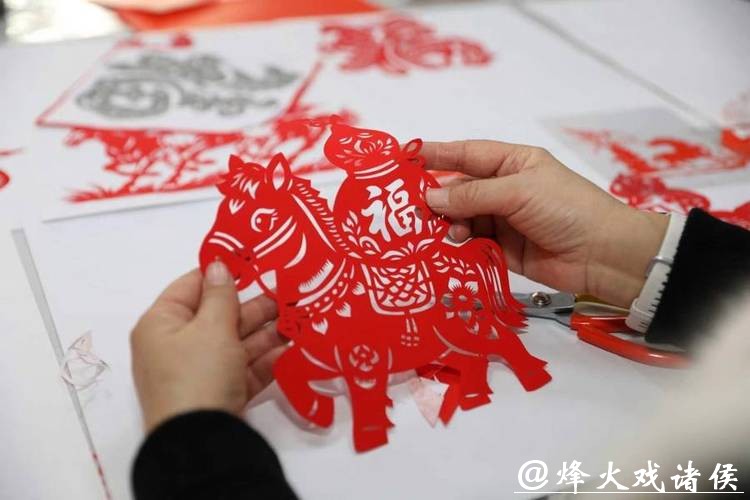 沪郊一群街坊的另类“忙年”:一张红纸、一把剪刀,共同剪出浓浓年味 沪郊一群街坊的另类“忙年”:一张红纸、一把剪刀,共同剪出浓浓年味