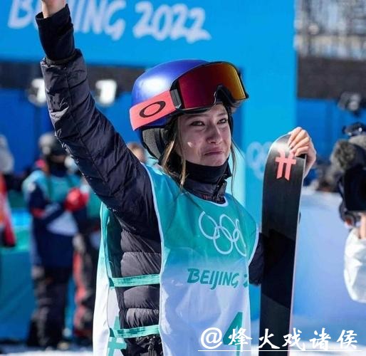 谷爱凌完美解锁高难动作，米兰冬奥自由式滑雪决赛激烈上演，中国队首轮86.58分引热议