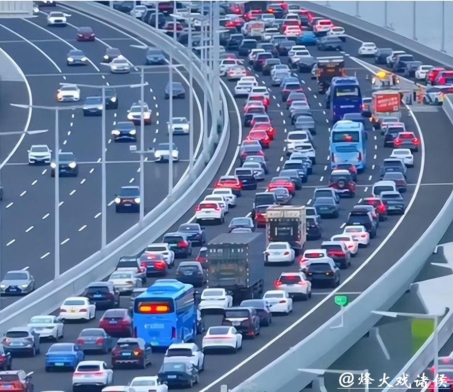 春运期间，他们在上海高速公路上排堵保障，打造年味十足出行环境