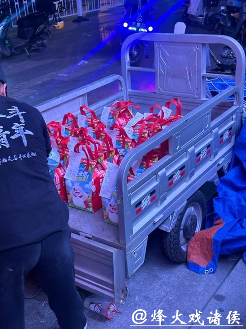 岁末年初快递量激增 小哥竟搭起帐篷“霸占”人行道