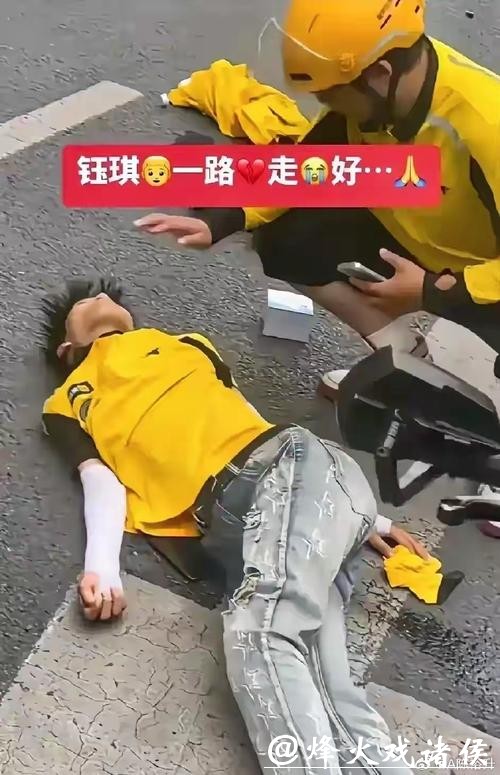 岁末年初快递量激增 小哥竟搭起帐篷“霸占”人行道