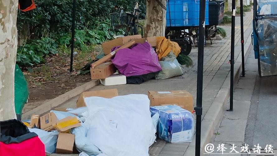 岁末年初快递量激增 小哥竟搭起帐篷“霸占”人行道